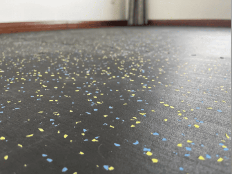 Rollos de suelo de caucho sin juntas instalados en un luminoso gimnasio